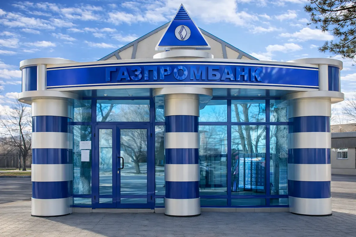 Сложные формы из композита для фасада банка