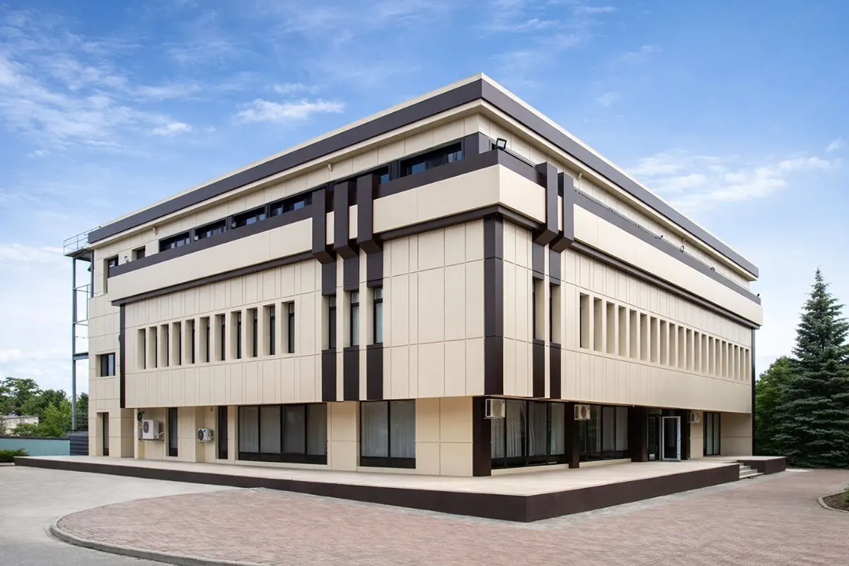 Здание административное, облицованное алюминиевыми панелями