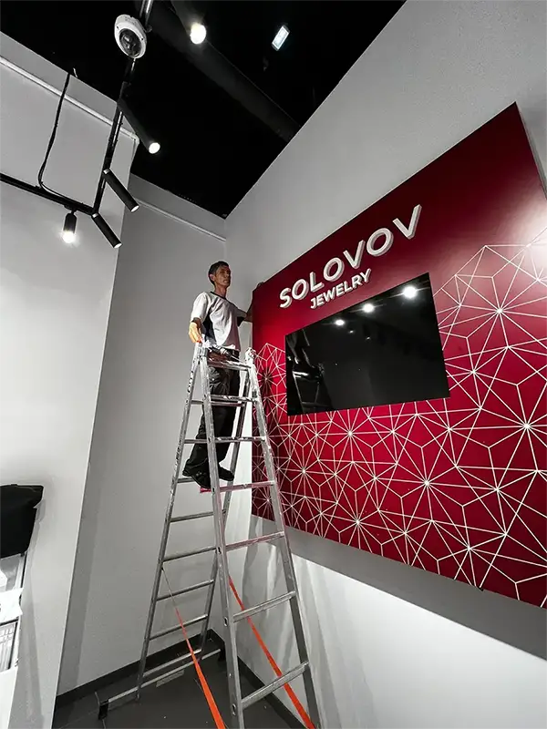 Монтаж интерьерной вывески и рекламного оформления в торговом пространстве - производство и монтаж