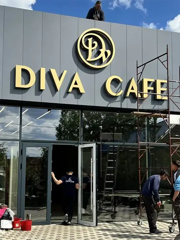 Фасадная вывеска для кафе в Кишинёве - наружная реклама, объёмные буквы и монтаж 