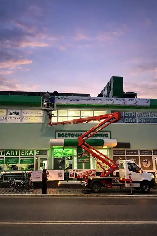 Монтаж наружной вывески для аптеки в Кишинёве, Молдова - установка композита на фасаде здания с авто