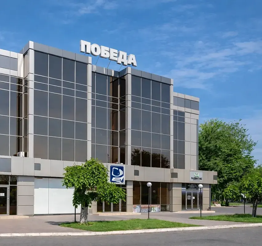 Облицовка здание композитом в Молдове - фасад, вход + вывеска(пример)