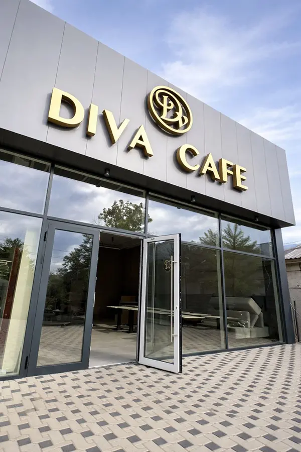 Amenajare publicitară și firme pentru cafenele și magazine din Moldova